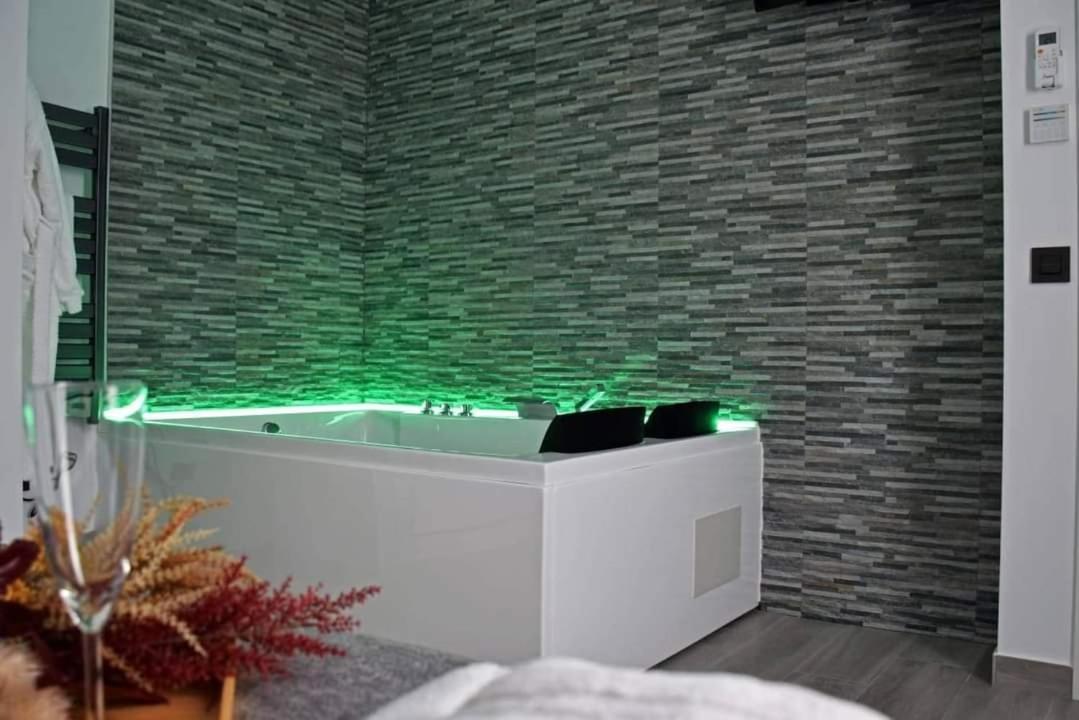 Alojamientos Lola, Suite Con Jacuzzi Benalup-Casas Viejas Bagian luar foto